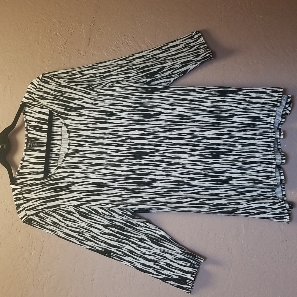 INTRO Sz L, Black & White Tunic Blouse. Excellent pre-owned Condition CL#66